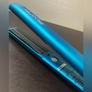 NuMe Megastar Flat Iron 1” Tourmaline Hair Straightener HB289H Turquoise Blue
